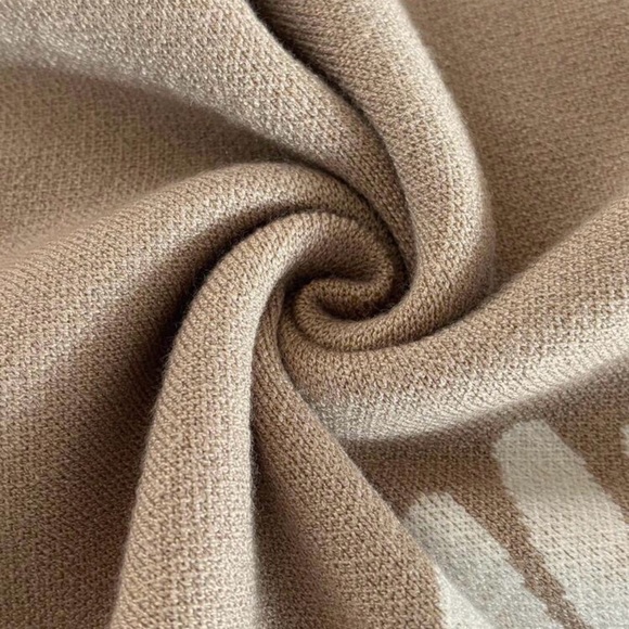 Chic Beige Floral Poncho - Picture 5 of 7